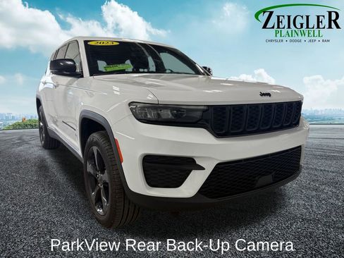 Used 2023 Jeep Grand Cherokee Altitude AWD/4WD image 8