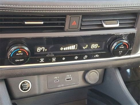 Used 2023 Nissan Rogue SV image 12