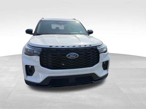 Used 2025 Ford Explorer ST-Line w/ ST-Line Street Pack image 4