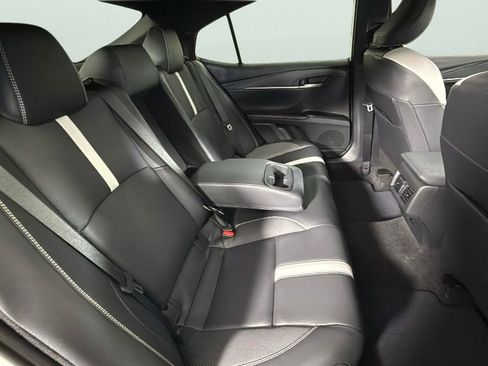 Used 2025 Toyota Camry SE w/ Convenience Package image 29