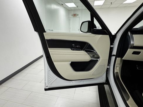 Used 2023 Land Rover Range Rover SE image 9
