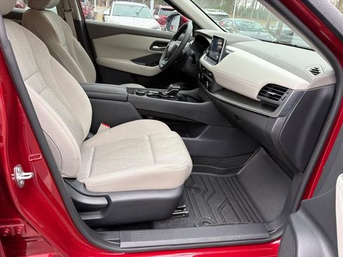 Certified 2025 Nissan Rogue SV image 18