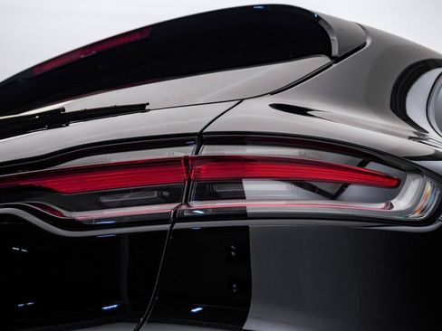 Certified 2025 Porsche Macan image 12