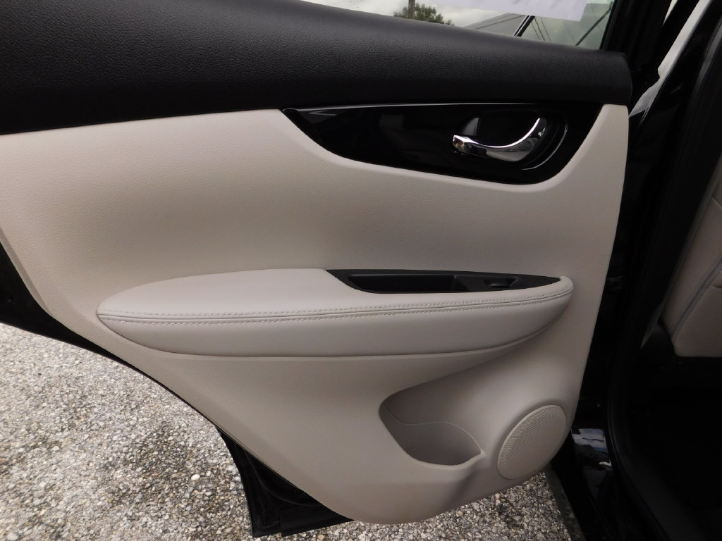 Used 2021 Nissan Rogue Sport SL FWD image 14