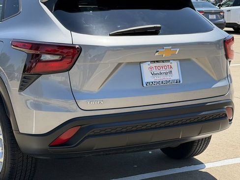 Used 2024 Chevrolet Trax LS w/ LS Convenience Package FWD image 6