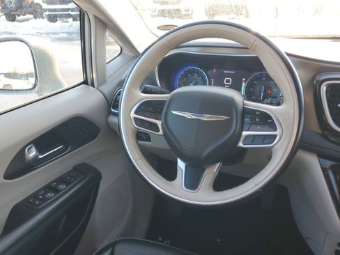 Used 2019 Chrysler Pacifica Limited image 7