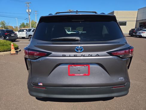 Certified 2021 Toyota Sienna LE image 4