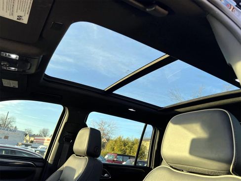 Used 2023 GMC Yukon XL SLT image 25