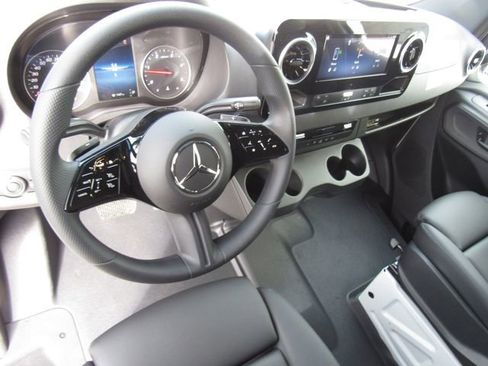 Used 2025 Mercedes-Benz Sprinter 2500 image 32