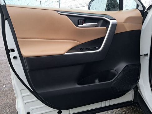 Used 2021 Toyota RAV4 XLE image 10