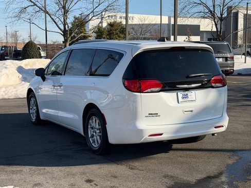 Certified 2022 Chrysler Voyager LX image 9