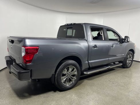 Used 2019 Nissan Titan SV w/ SV Convenience Package image 3