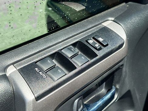 Used 2018 Toyota 4Runner SR5 AWD/4WD image 18