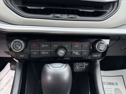 Used 2025 Jeep Compass Limited image 22