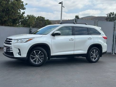Used 2019 Toyota Highlander XLE FWD image 1