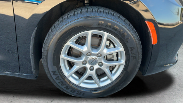 Used 2024 Chrysler Pacifica Touring-L FWD image 26