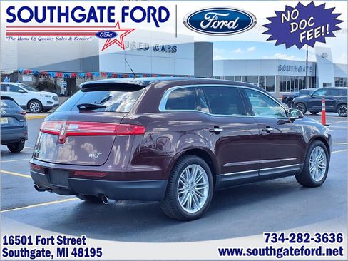 Used 2019 Lincoln MKT AWD image 2