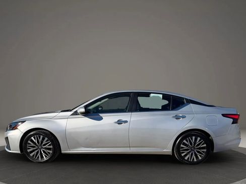 Used 2023 Nissan Altima 2.5 SV image 2