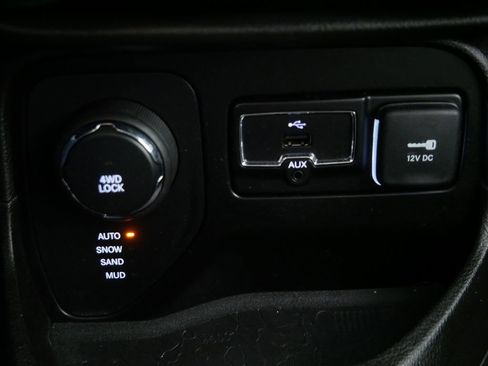 Used 2017 Jeep Renegade Latitude AWD/4WD image 32