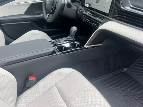 Used 2025 Toyota Camry XLE w/ Premium Plus Package image 15