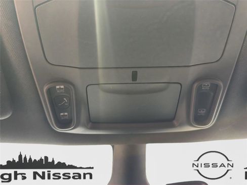 Used 2025 Chrysler Pacifica Limited FWD image 21