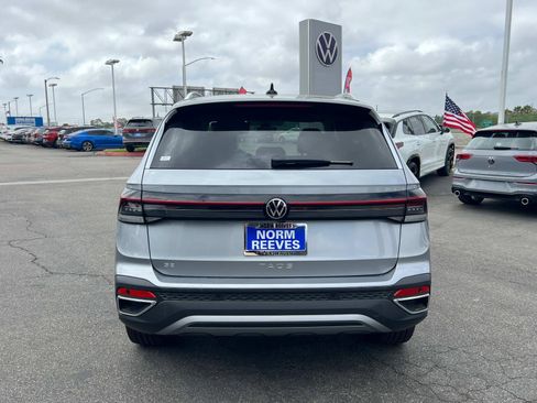New 2025 Volkswagen Taos SE image 21