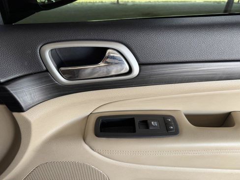 Used 2019 Jeep Grand Cherokee Laredo AWD/4WD image 39