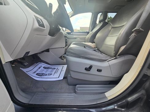 Used 2011 Volkswagen Routan SEL image 19