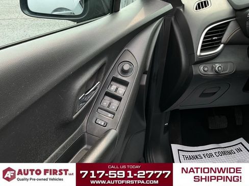 Used 2022 Chevrolet Trax LT w/ LT Convenience Package AWD/4WD image 5