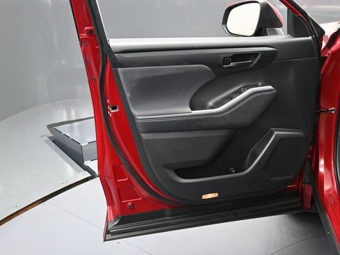 Used 2021 Toyota Highlander LE image 45