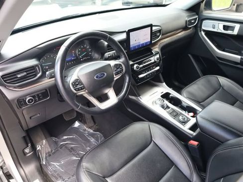 Used 2023 Ford Explorer Limited AWD/4WD image 12