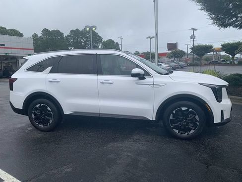 Used 2024 Kia Sorento S w/ Panoramic Sunroof Package FWD image 9