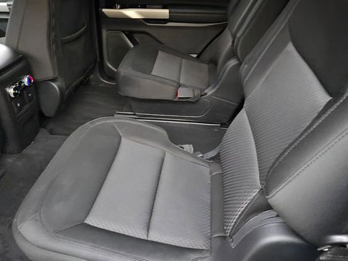 Used 2023 Ford Explorer XLT AWD/4WD image 10