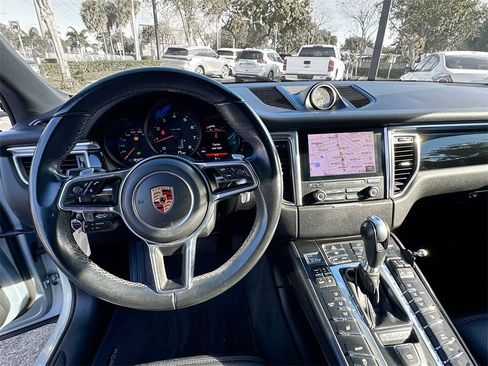 Used 2018 Porsche Macan image 12