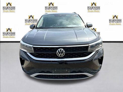 Used 2022 Volkswagen Taos SE w/ Panoramic Sunroof Package FWD image 10