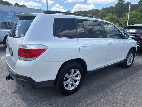 Used 2011 Toyota Highlander SE w/ Tow Pkg image 3