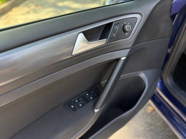 Used 2019 Volkswagen e-Golf SE FWD image 12