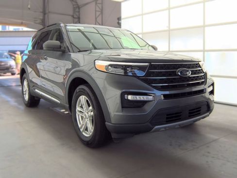 Used 2022 Ford Explorer XLT w/ Equipment Group 202A AWD/4WD image 3