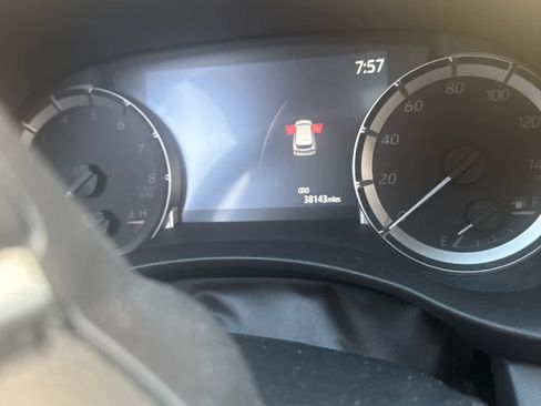 Used 2023 Toyota Highlander XLE AWD/4WD image 12
