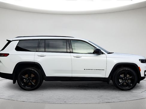 Used 2024 Jeep Grand Cherokee L Limited w/ Black Appearance Package AWD/4WD image 2