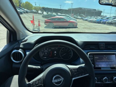 Used 2025 Nissan Versa SV image 29