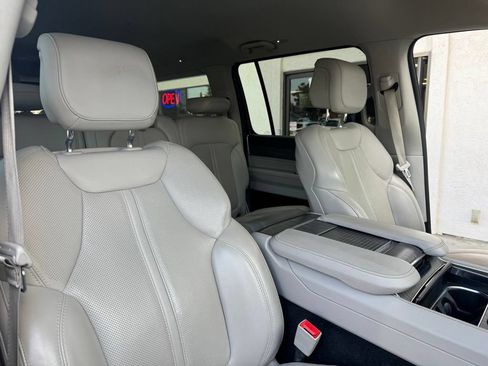 Used 2024 Jeep Wagoneer L Series II RWD image 25