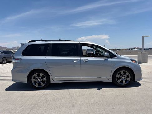 Used 2015 Toyota Sienna SE Premium FWD image 2
