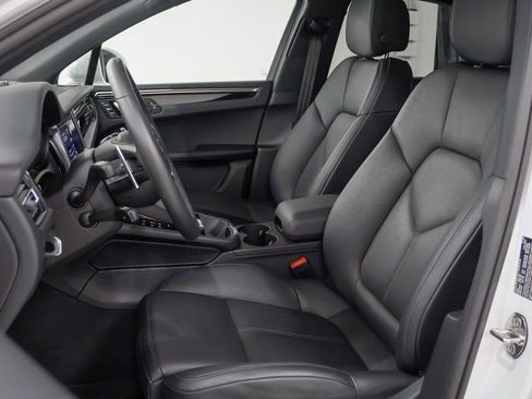 Certified 2025 Porsche Macan image 5