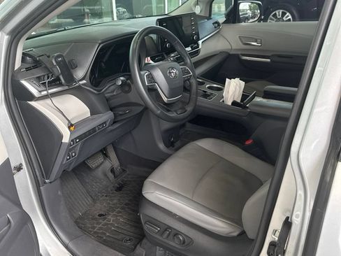 Used 2022 Toyota Sienna XLE w/ XLE Plus Package FWD image 7