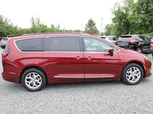 Used 2017 Chrysler Pacifica Touring-L w/ Tire & Wheel Group FWD image 6