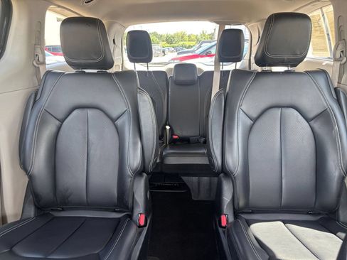 Used 2023 Chrysler Pacifica Touring-L FWD image 41