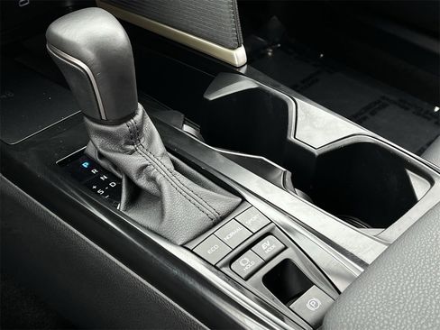 Used 2025 Toyota Camry SE image 17