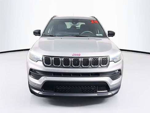 Used 2024 Jeep Compass Latitude w/ Sun and Sound Group AWD/4WD image 2