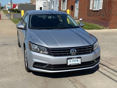 Used 2018 Volkswagen Passat 2.0T FWD image 3
